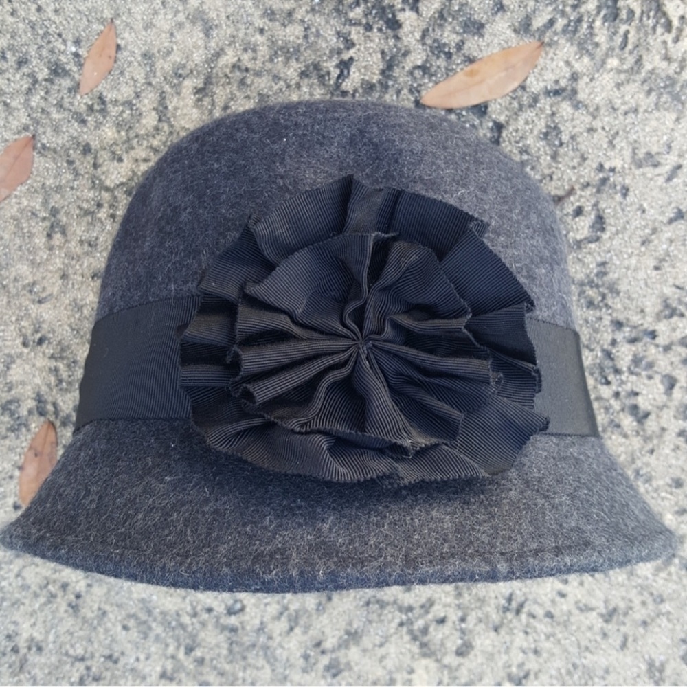 NWOT! San Diego Hat Company 100% Wool Cloche Flapper Hat With Ribbon and Flower
